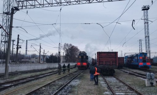 Руснаци удариха с дрон дизелов локомотив и родилен дом в Запорожка област