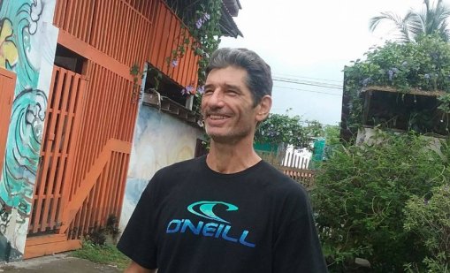 Популярен сърфист бе убит в дома си при грабеж