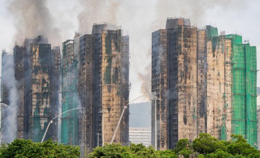 Втори ден гори пожарът в Хонконг, отнел живота на над 40 души