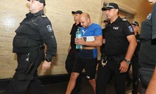 Съдът остави в ареста Стоян, подпалил умишлено пожара във Велико Търново СНИМКИ