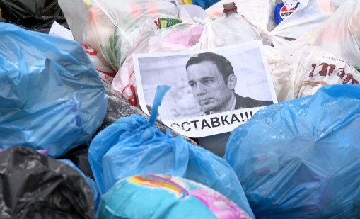 Гневни столичани поискаха оставката на Терзиев заради боклука СНИМКИ