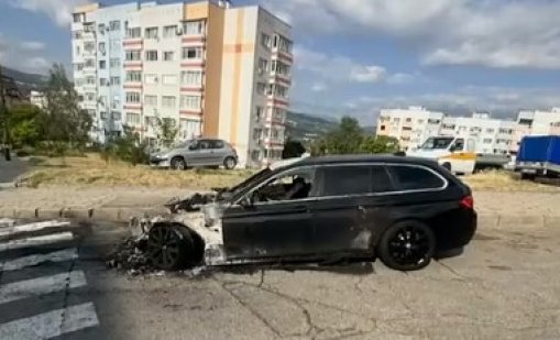 Палят две коли на мъж в Благоевград, оставят заплашителна бележка