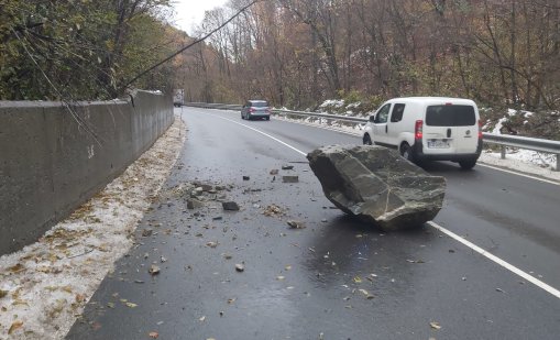 Голяма скала падна на пътя Банско - Гоце Делчев, спря движението