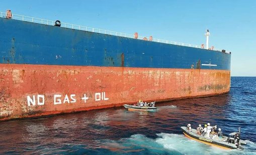 Без газ и нефт: Активисти на "Грийнпийс" с акция върху анкера "Кайрос" в Бургас 