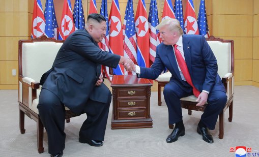 Тръмп иска да го боготворят така, както севернокорейците Ким Чен Ун ВИДЕО