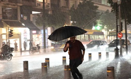 Червен код в Гърция, бурята "Байрон" настъпва здраво