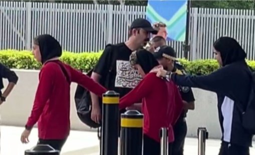 Сълзи, знаци SOS: Драматичното бягство на женския ирански футболен отбор в Австралия ВИДЕО