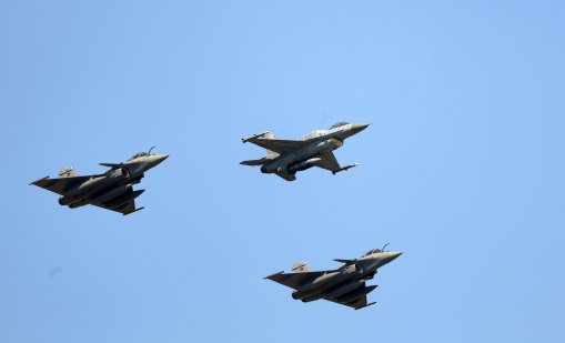 Полски F-16 се разби преди авиошоу, пилотът загина ВИДЕО