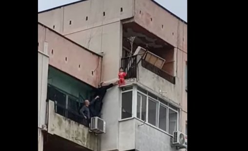 Спасиха тригодишно дете, висящо от тераса на осмия етаж в Ямбол ВИДЕО