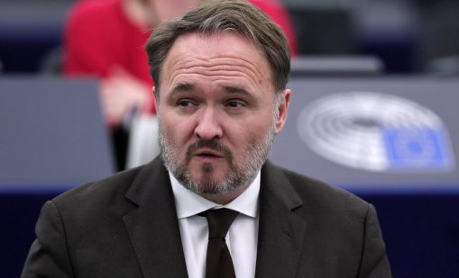 Еврокомисарят по енергетика идва у нас, ще разговаря за казуса "Лукойл"