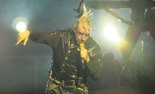 В кадър: Риби, торти и шампанско... Тил Линдеман взриви София така, както само той може