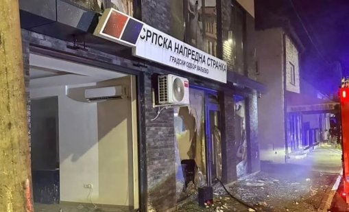 С псувни и освирквания посрещнаха Вучич пред потрошените офиси на партията му ВИДЕО