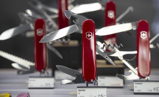 Швейцария увеличава разходите си за отбрана, не може да се защити сама