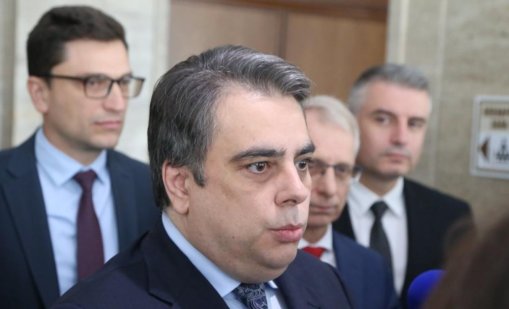 Асен Василев за проектобюджета: Бръкнали са в джоба на хората