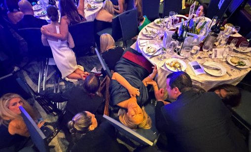 Очевидец на стрелбата в САЩ: Скрихме се под масите в очакване на още изстрели