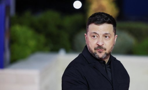 От шоумен до главнокомандващ: Борбата на Зеленски за балансиране между война, управление и доверие