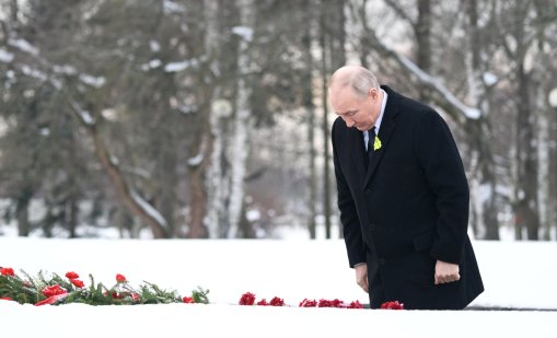 Путин положи цветя на гроба на брат си ВИДЕО/СНИМКИ