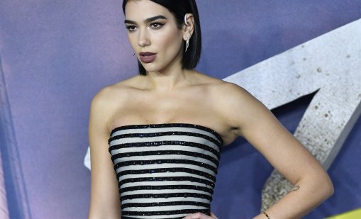 Дуа Липа очарова по лилав бански