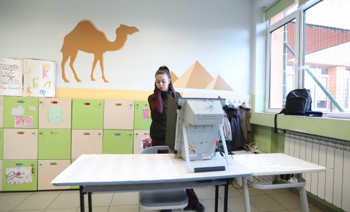 В някои от секциите в Плевен и Бургас преустановиха гласуването с машини