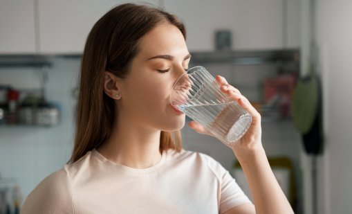 Хидратация и хормони – защо жените се нуждаят от повече вода?