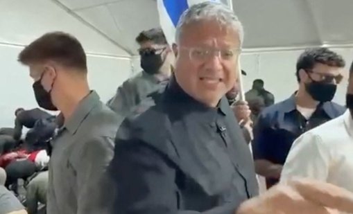 Унищожителни критики за Израел заради видео с коленичещи активисти