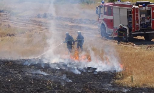 Запалило се е сметище в Кюстендилско, сухи треви горят в Стара Загора