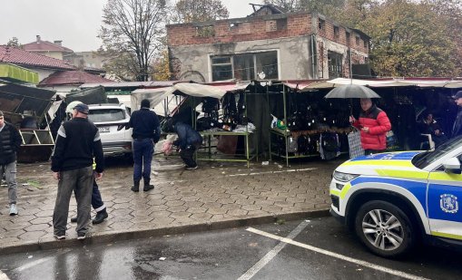  Кола се вряза в кооперативния пазар в Казанлък, по чудо няма жертви