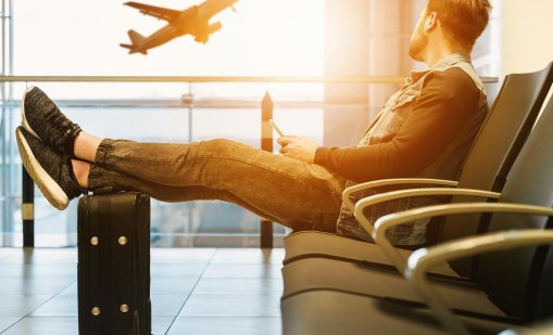 ЕП: Пътниците в самолетите да имат право на ръчен багаж без допълнителна такса