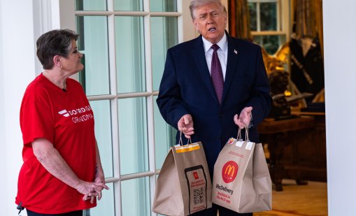 Тръмп изтри снимката си като Исус и си поръча... Макнъгетс ВИДЕО