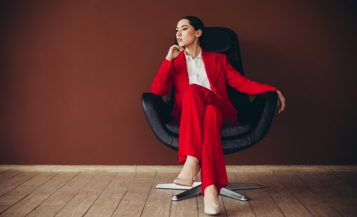 Най-елегантните визии за офиса в червено и синьо