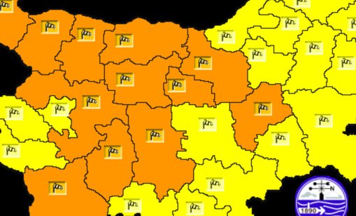 Обявен е жълт и оранжев код за силен вятър утре