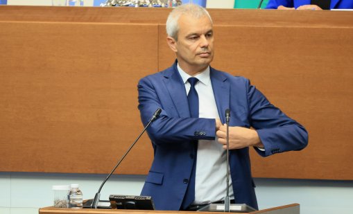 Костадинов отправи критики към кабинета заради ремонта на Паметника Шипка 