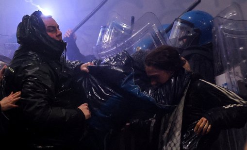 В кадър: Протест и сблъсъци срещу Олимпийските игри, полицията използва газ 