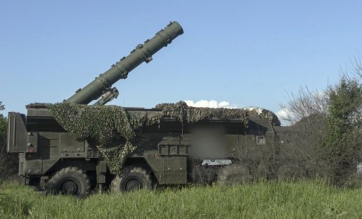 Сирски: Русия с "пълзящо" напредване на източния фронт с Украйна