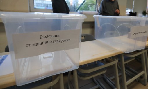 Опашки пред секциите в Лондон в началото на изборния ден