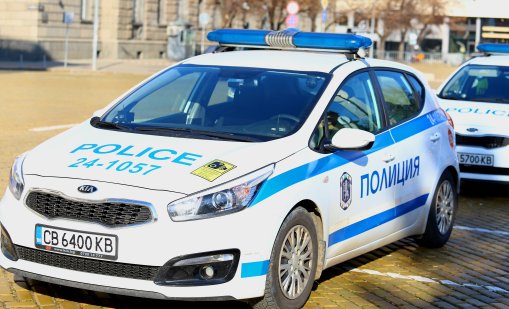 Разбиха стъкло на банков клон в София, повредени са два банкомата