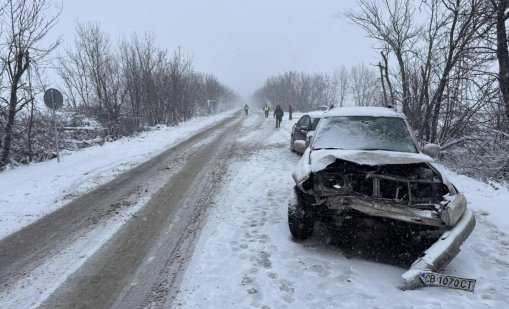 Две деца са пострадали при челен сблъсък край Враца