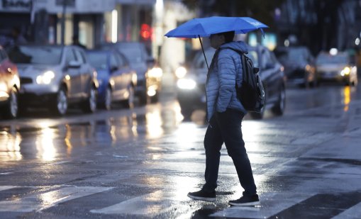 Утре минава студен фронт, на много места ще вали