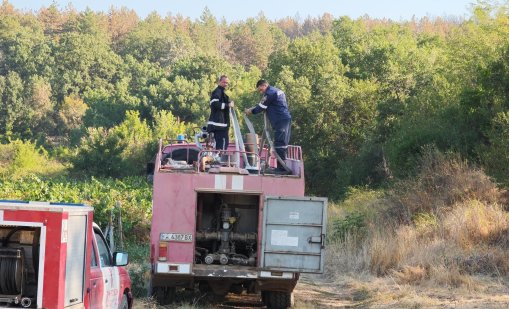 Задействаха BG-ALERT заради пожара край Скала, евакуират селото