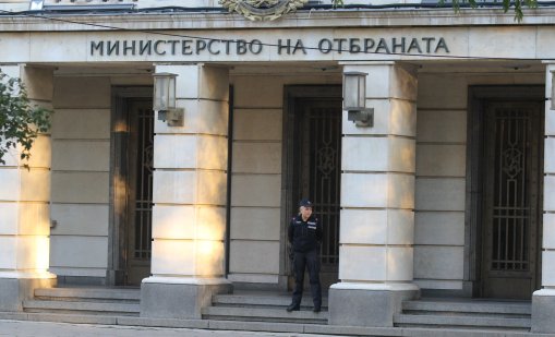 Тежко пострадал военен, тренирал парашутни скокове