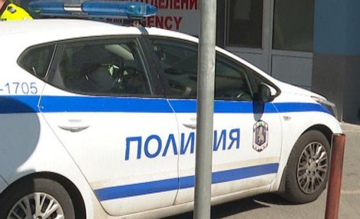 86-годишен е в болница, след като е прободен с нож в дома си от непознат