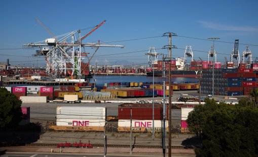 Проучване: Американците понасят почти цялата тежест на митата на Тръмп