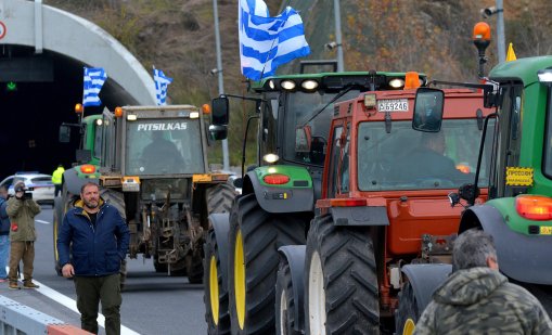 Блокадите на фермерите остават в цяла Гърция