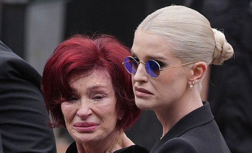 Шарън и Кели Озбърн се появиха за първи път след смъртта на легендата Ози Озбърн