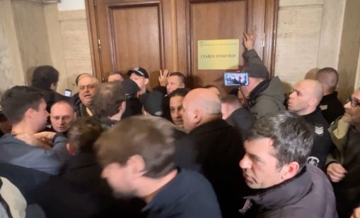 Протестиращи се опитаха да нахълтат в кабинета на Сарафов, сбъскаха се с полицията ВИДЕО