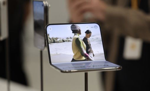 Джобно кино и ретро чар: Предимствата на новия iPhone Duo
