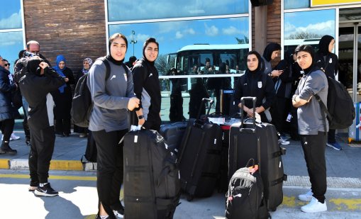 Футболистките от националния отбор на Иран се завърнаха в родината си
