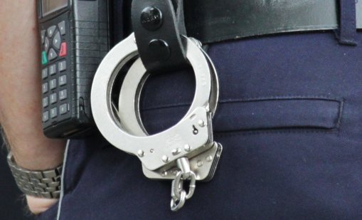 Двойка запали дома си по време на скандал, а петте им деца били вътре