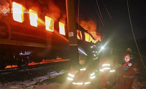 Руски удари убиха 12 души в Украйна, поразен е пътнически влак