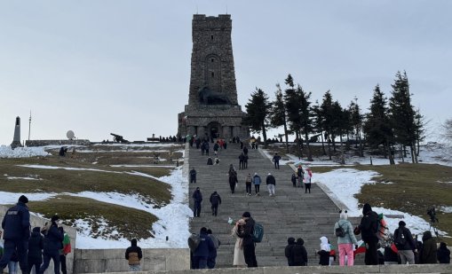 Директорът на "Шипка": Това е нашата болка от години - паметникът се руши